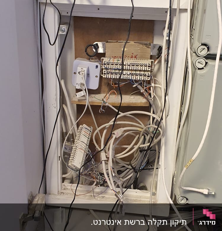 ארון תקשורת עם כבלים ומחברים חשמליים